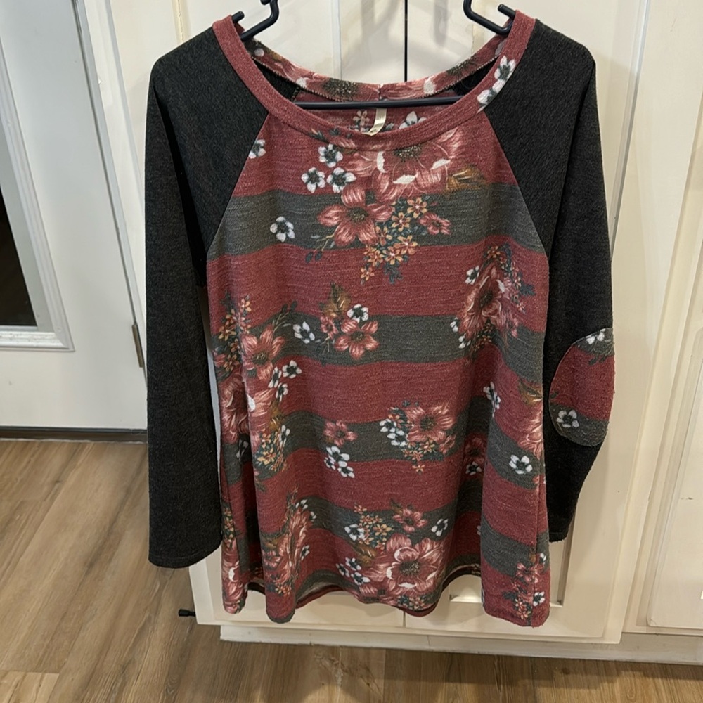 Women’s size medium in great condition tunic top.
